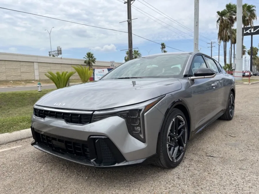 2025 Kia K4 GT-Line photo 1