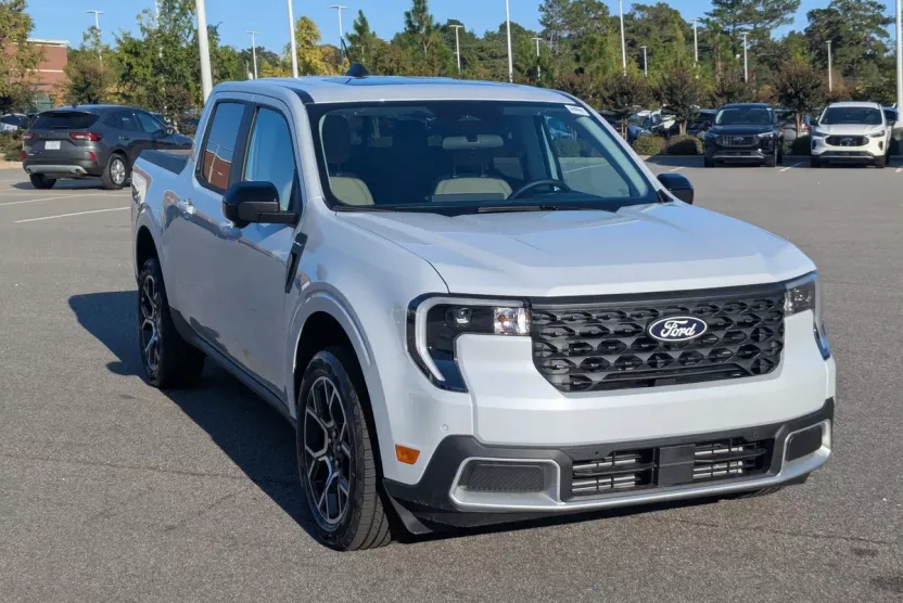 2025 Ford Maverick Lariat photo 1