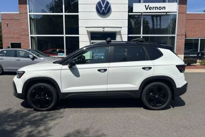 2025 Volkswagen Taos SE photo 1