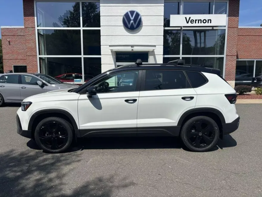 2025 Volkswagen Taos SE photo 1