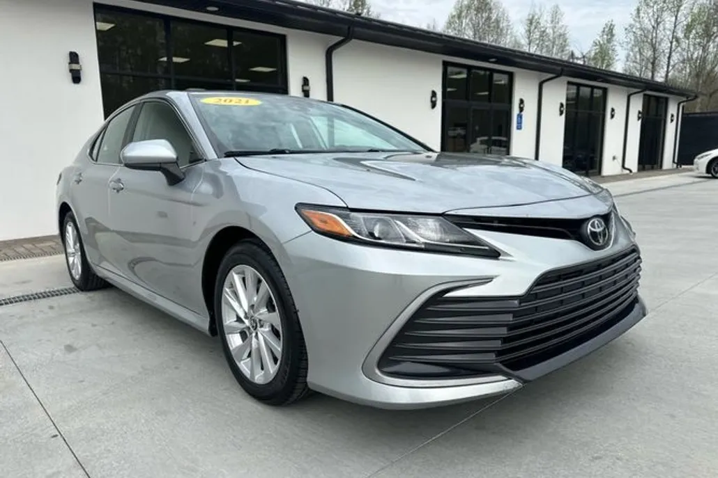 2019 Toyota Prius Limited photo 1