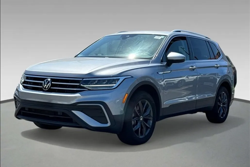 2023 Volkswagen Tiguan SE photo 1