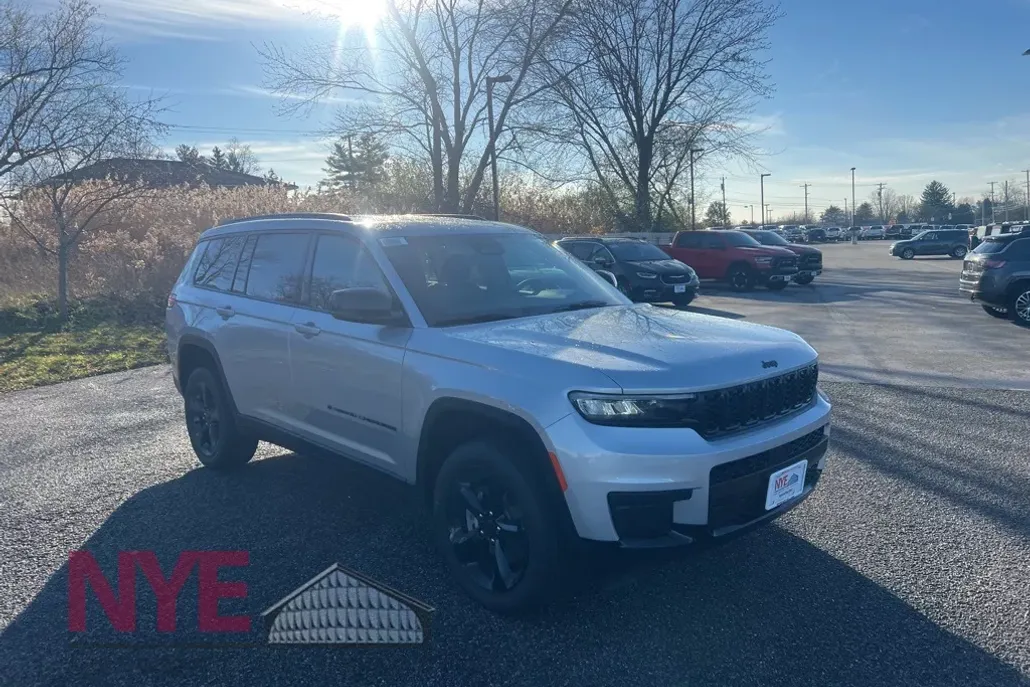 2025 Jeep Grand Cherokee Laredo photo 1