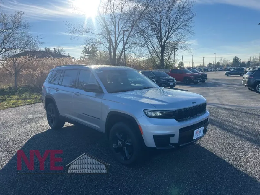 2025 Jeep Grand Cherokee Laredo photo 1