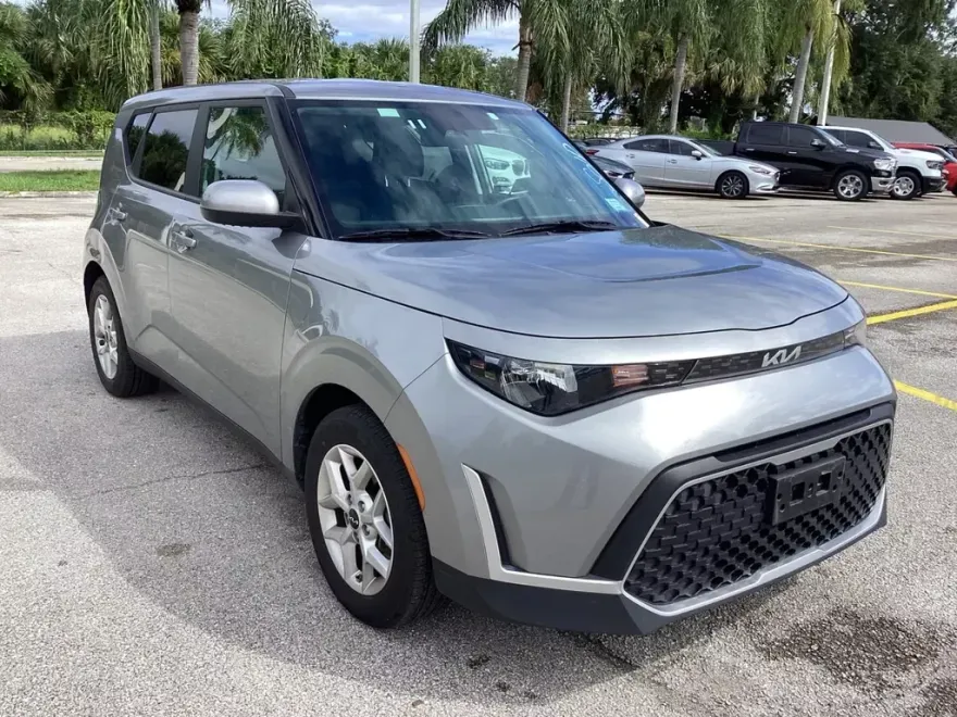 2024 Kia Soul LX photo 1