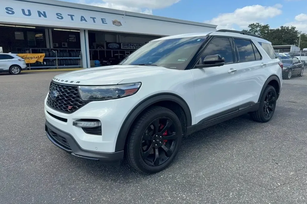 2022 Ford Explorer ST photo 1