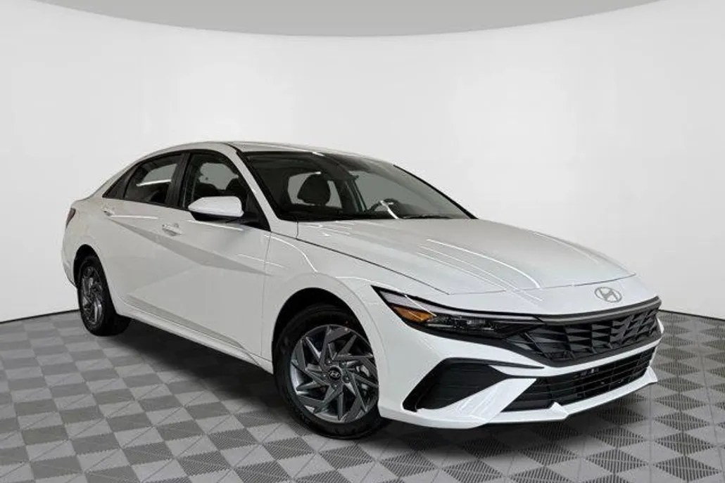 2025 Hyundai Elantra Hybrid photo 1