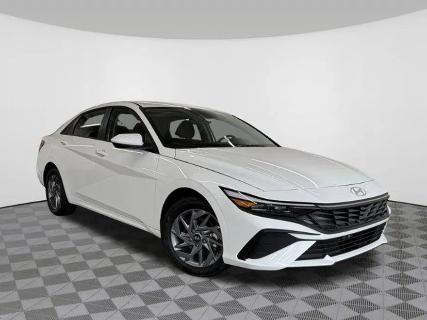 2025 Hyundai Elantra Hybrid photo 1