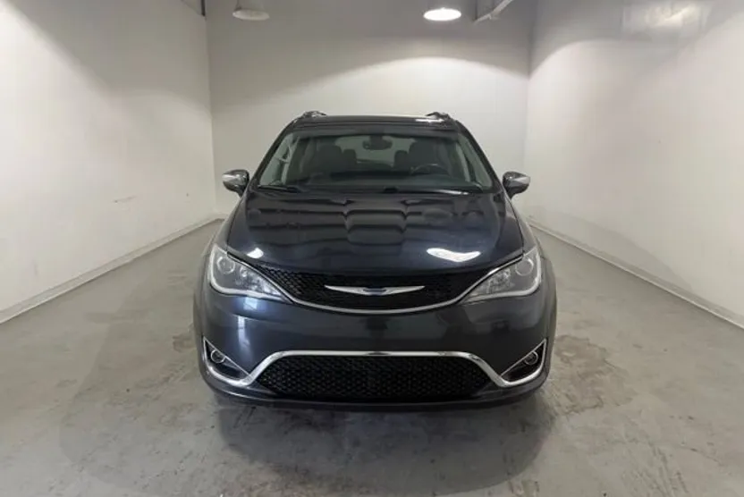 2019 Chrysler Pacifica Limited photo 1