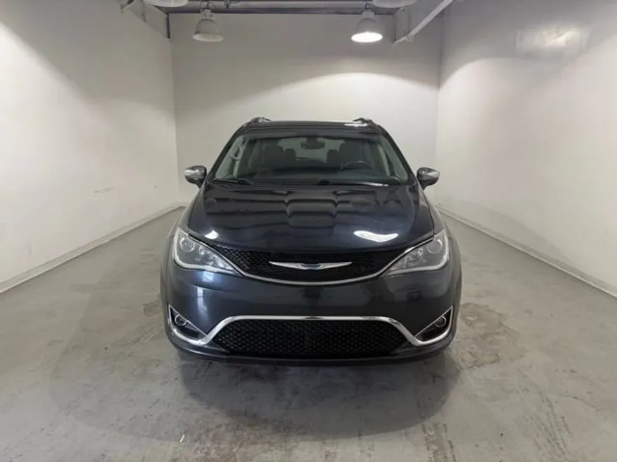 2019 Chrysler Pacifica Limited photo 1