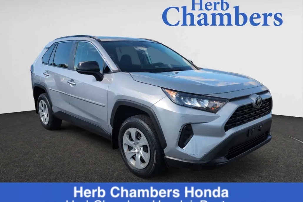 2021 Toyota RAV4 LE photo 1