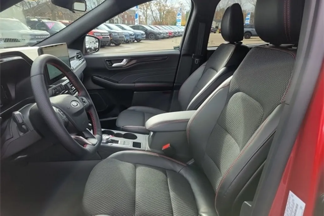 2025 Ford Escape ST-Line photo 1