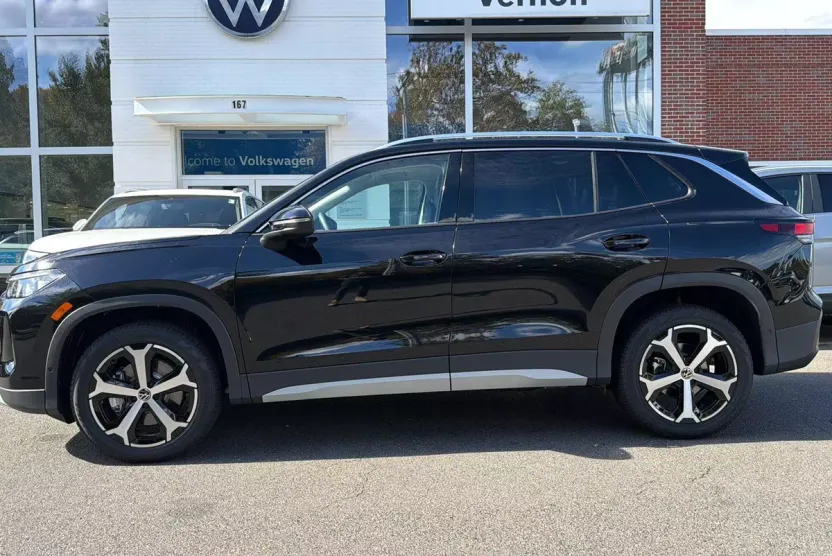 2025 Volkswagen Tiguan SE photo 1