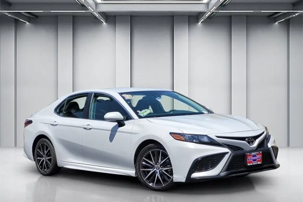 2023 Toyota Camry SE photo 1