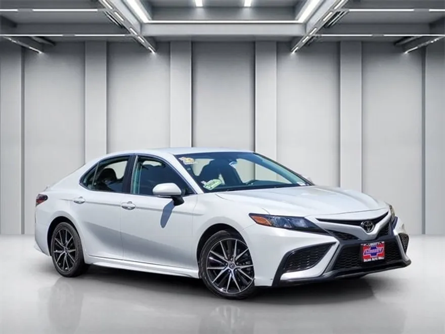 2023 Toyota Camry SE photo 1