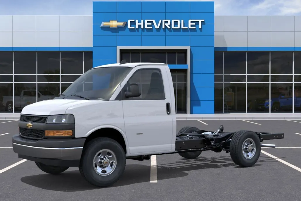 2025 Chevrolet Express Cutaway 3500 photo 1