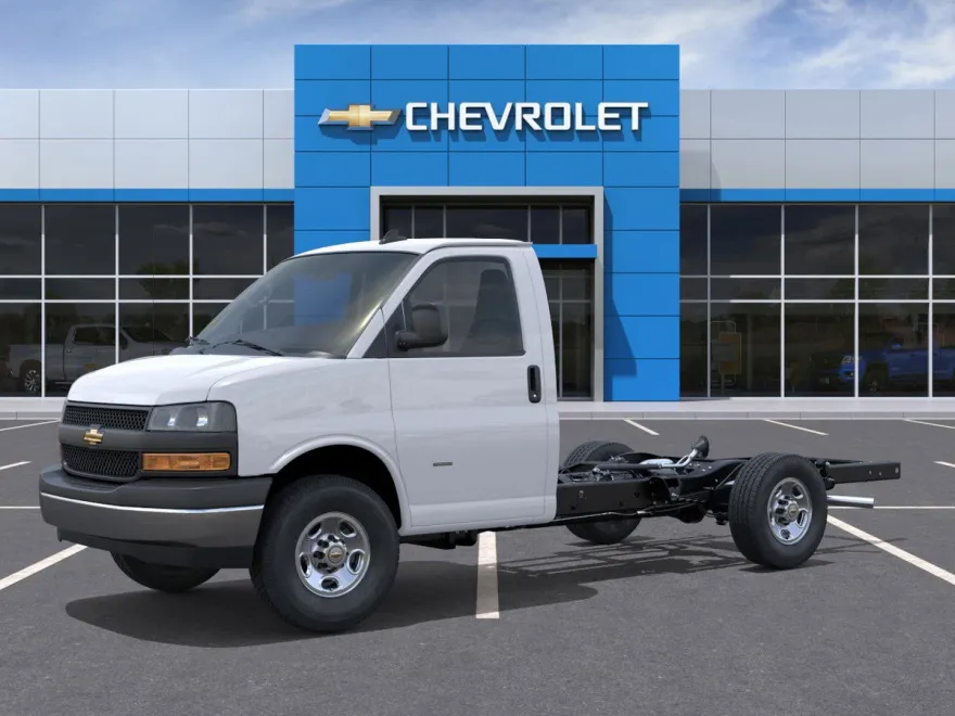 2025 Chevrolet Express Cutaway 3500 photo 1