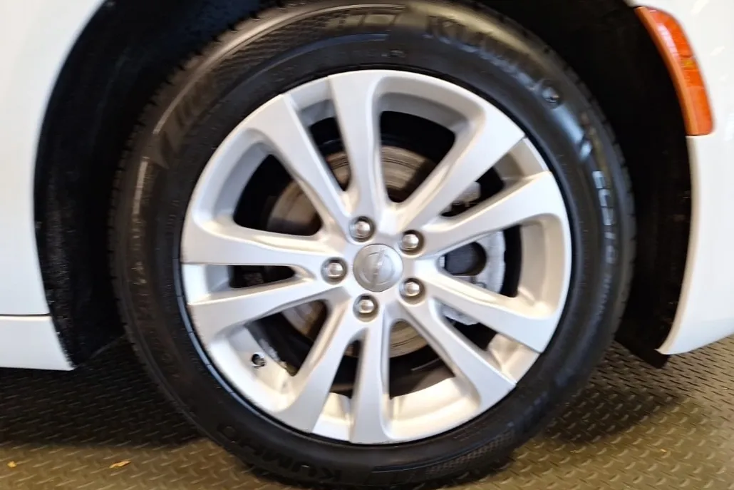 2017 Chrysler 200 Limited photo 1