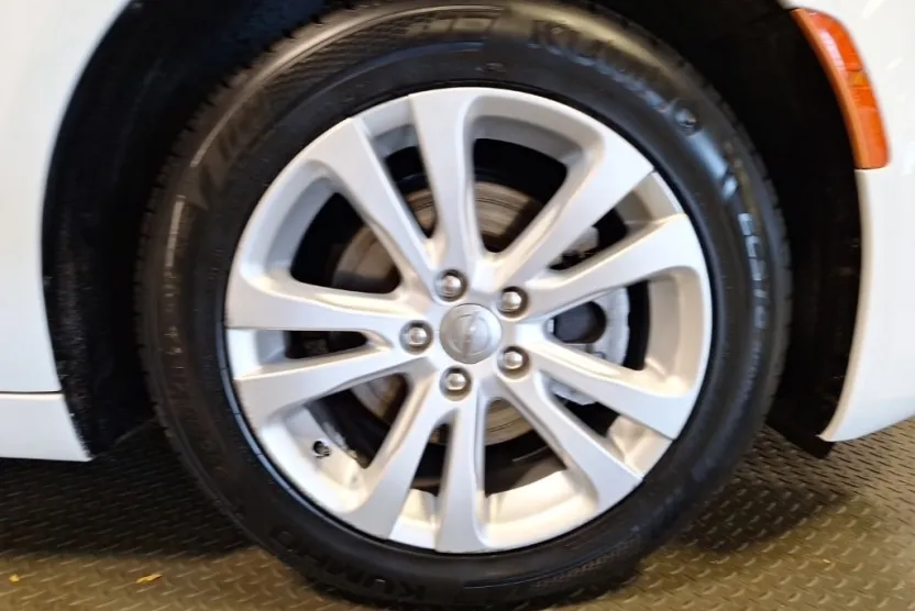 2017 Chrysler 200 Limited photo 1