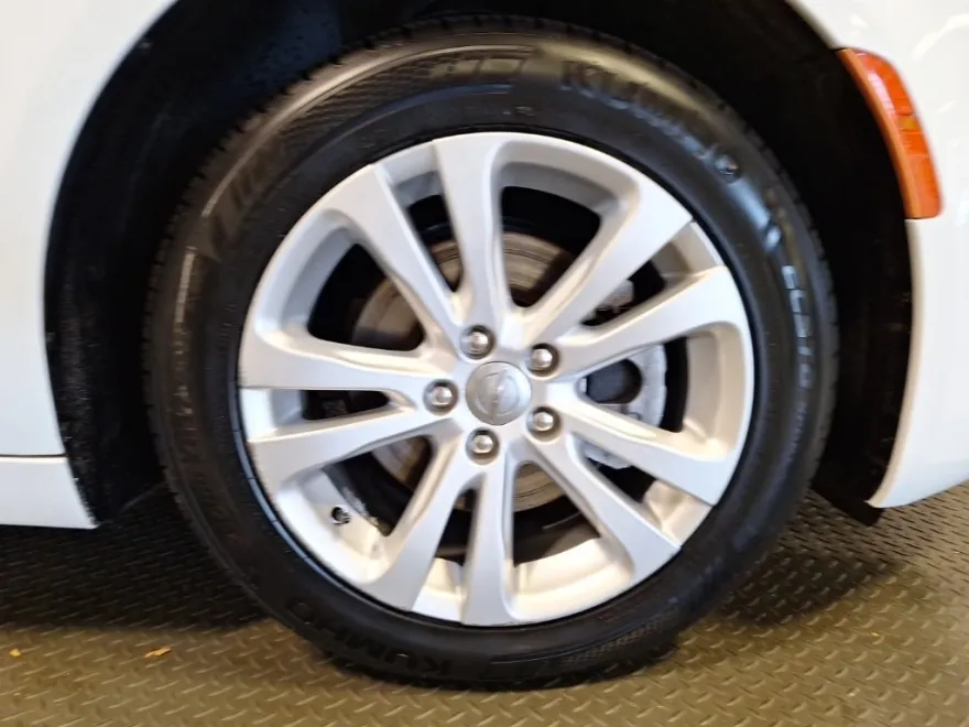 2017 Chrysler 200 Limited photo 1