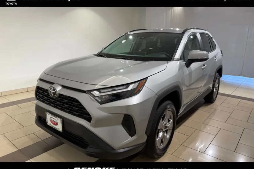 2022 Toyota RAV4 XLE photo 1