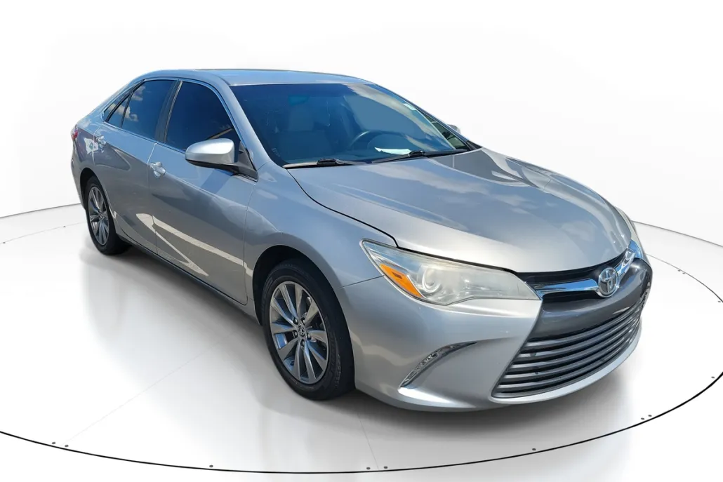 2016 Toyota Camry LE photo 1