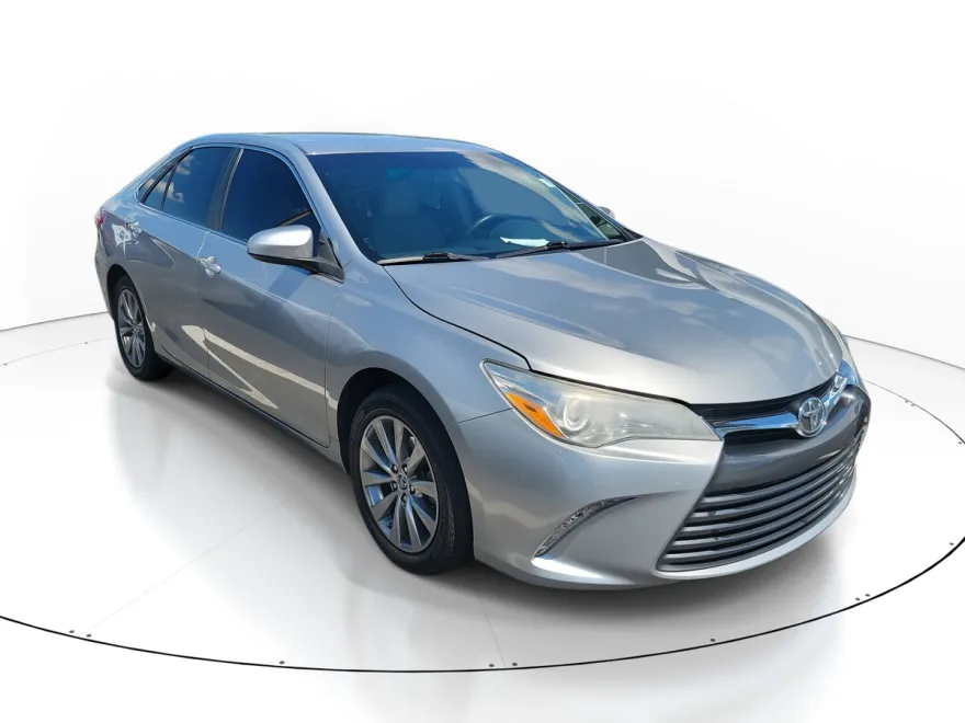 2016 Toyota Camry LE photo 1