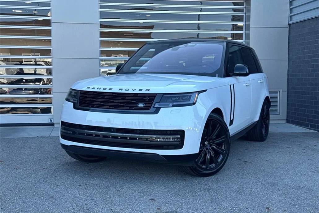 2023 Land Rover Range Rover SE photo 1