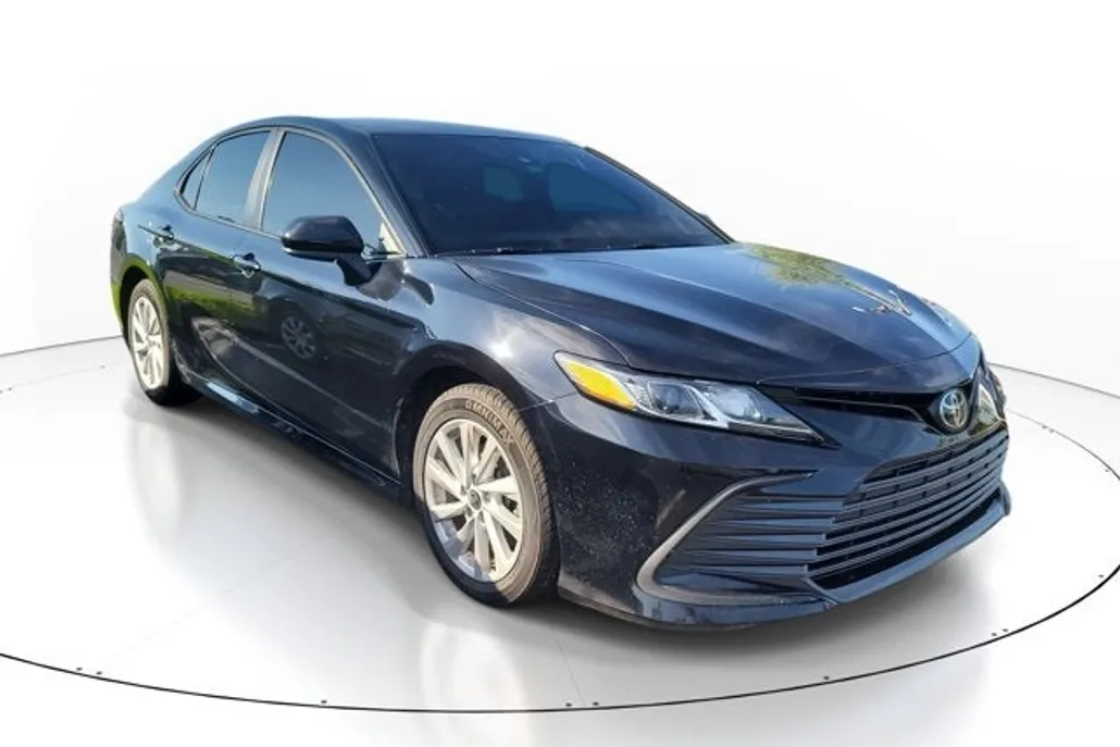2023 Toyota Camry LE photo 1