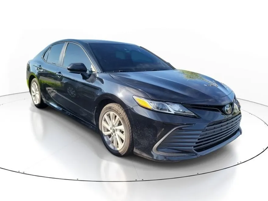2023 Toyota Camry LE photo 1