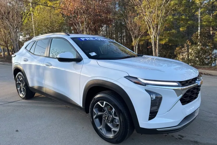 2025 Chevrolet Trax LT photo 1