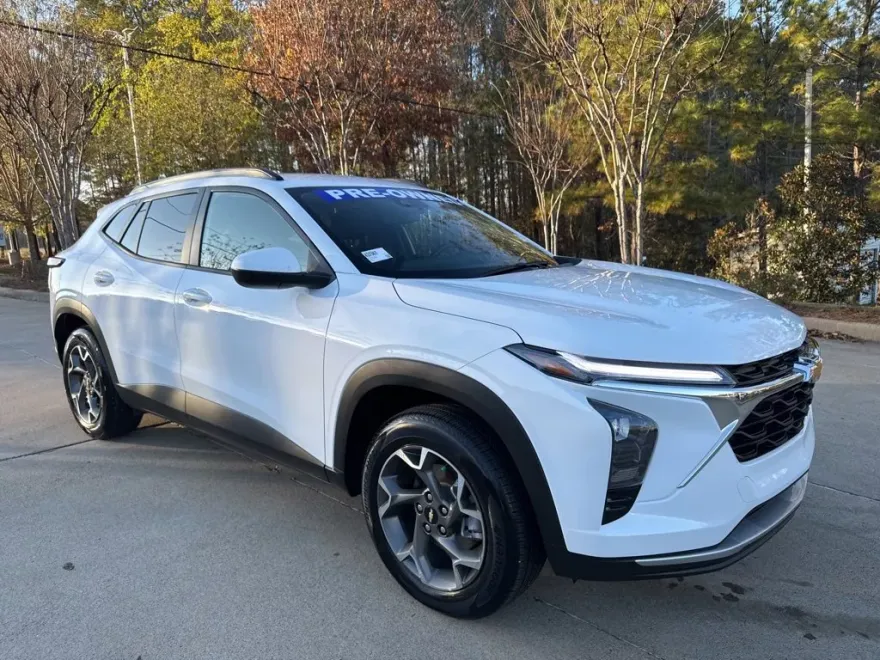 2025 Chevrolet Trax LT photo 1
