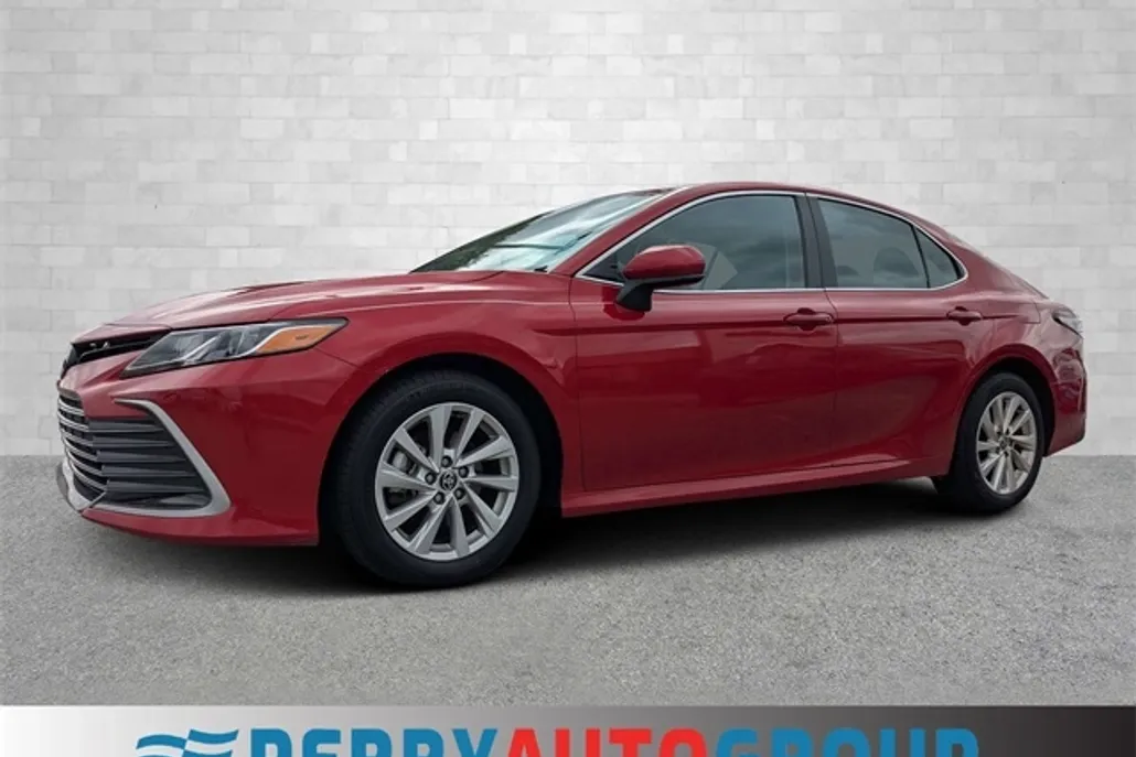 2023 Toyota Camry LE photo 1