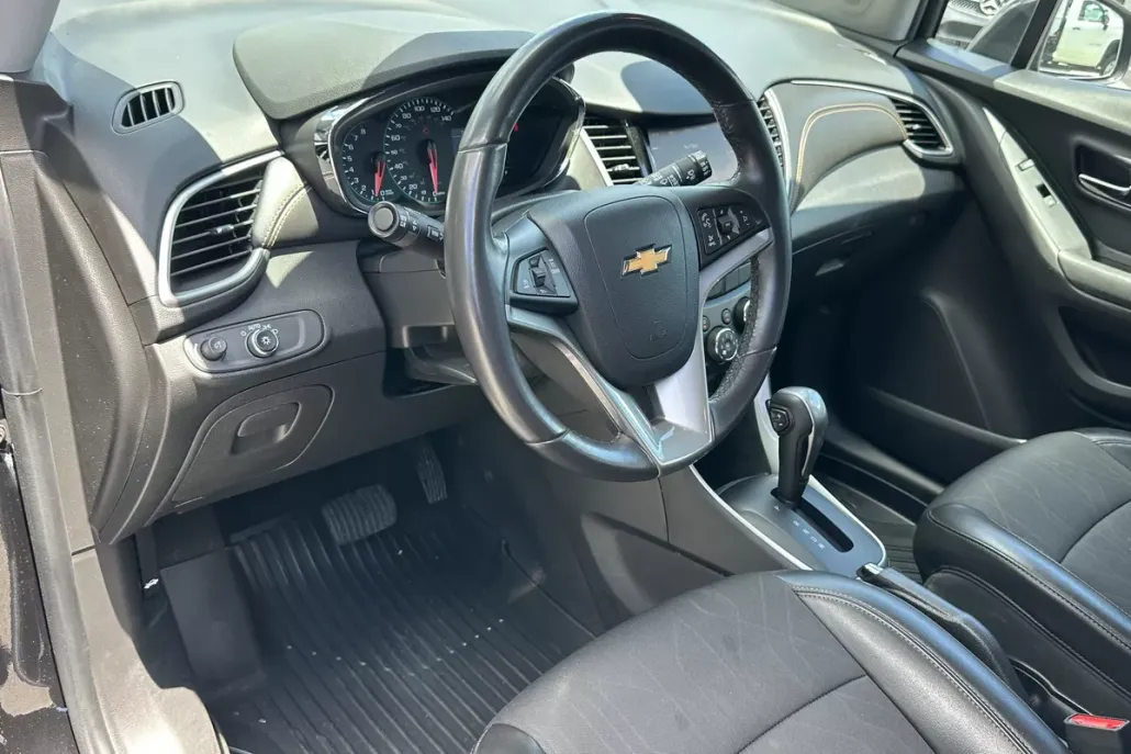 2022 Chevrolet Trax LT photo 1
