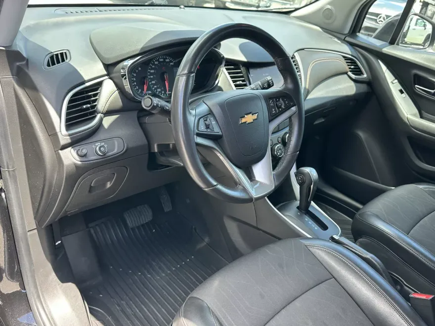 2022 Chevrolet Trax LT photo 1
