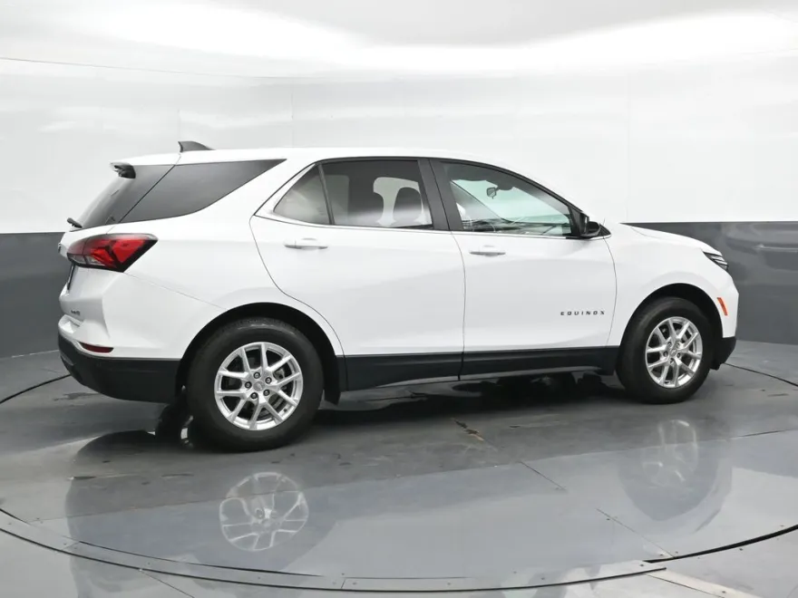 2024 Chevrolet Equinox LT photo 1