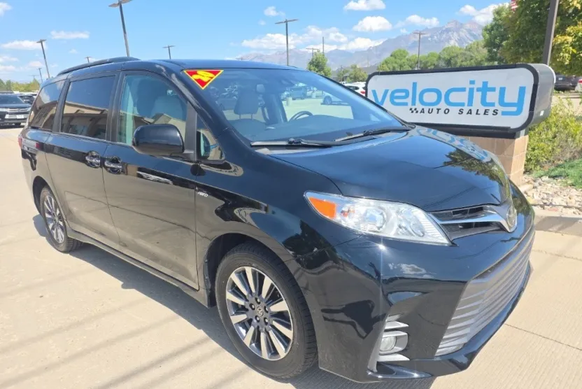 2020 Toyota Sienna XLE photo 1