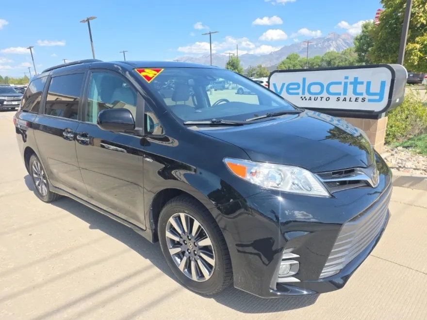 2020 Toyota Sienna XLE photo 1