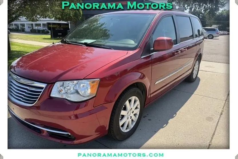 2015 Chrysler Town & Country Touring photo 1