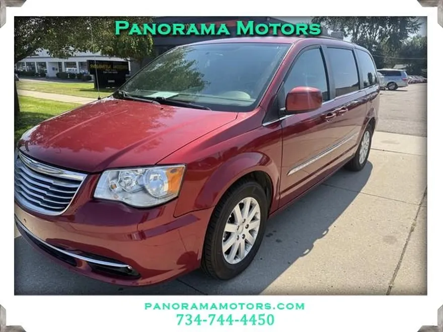 2015 Chrysler Town & Country Touring photo 1