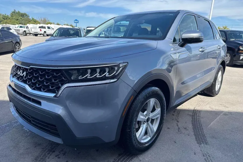 2023 Kia Sorento LX photo 1