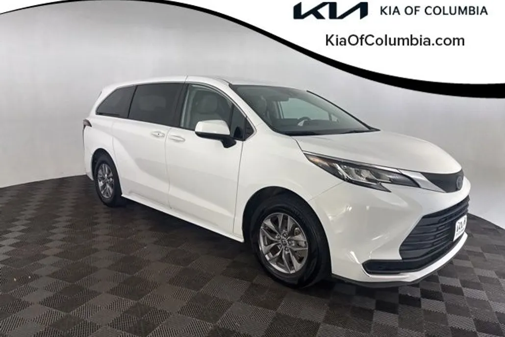 2022 Toyota Sienna LE photo 1