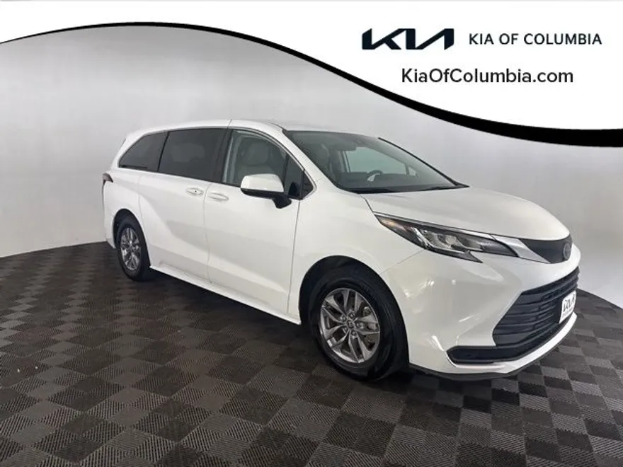 2022 Toyota Sienna LE photo 1
