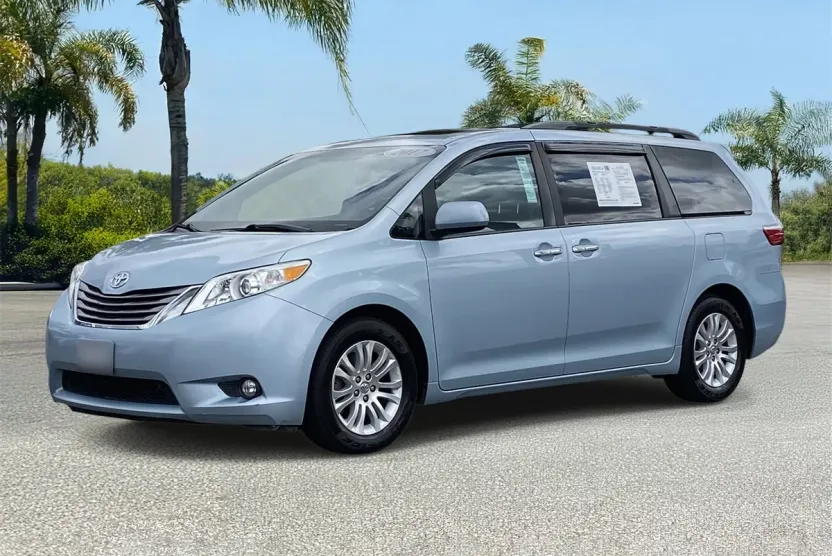 2017 Toyota Sienna XLE photo 1