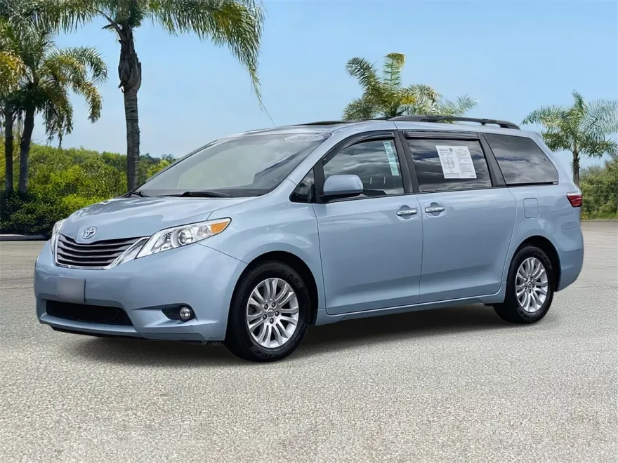 2017 Toyota Sienna XLE photo 1