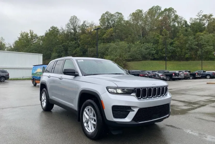 2025 Jeep Grand Cherokee Laredo photo 1