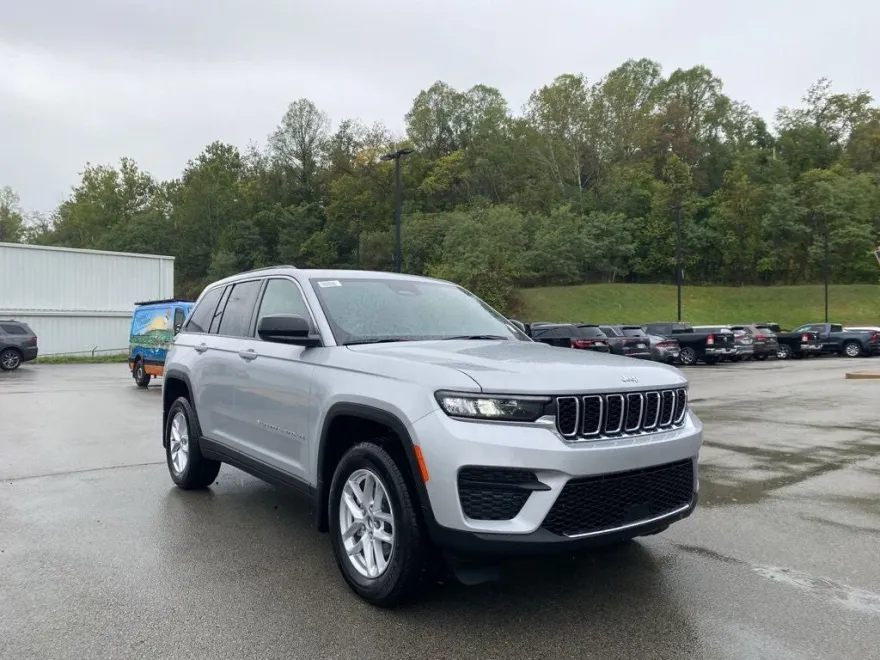 2025 Jeep Grand Cherokee Laredo photo 1