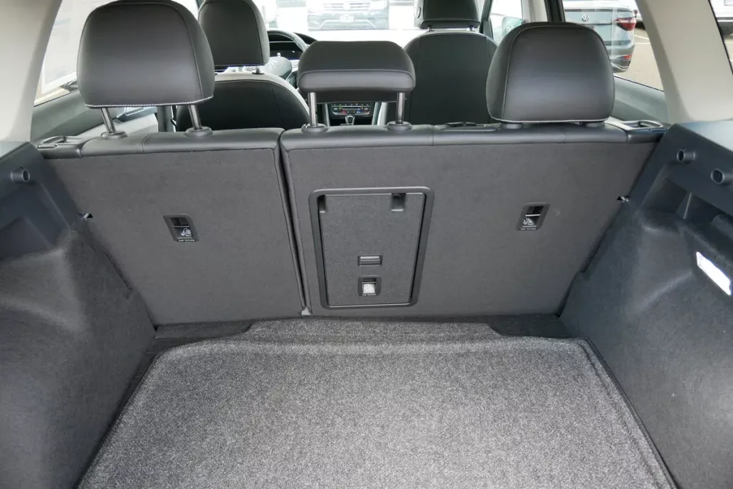 2025 Volkswagen Taos SE photo 1