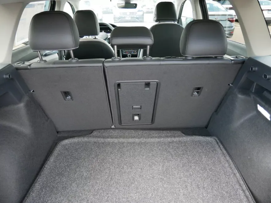 2025 Volkswagen Taos SE photo 1