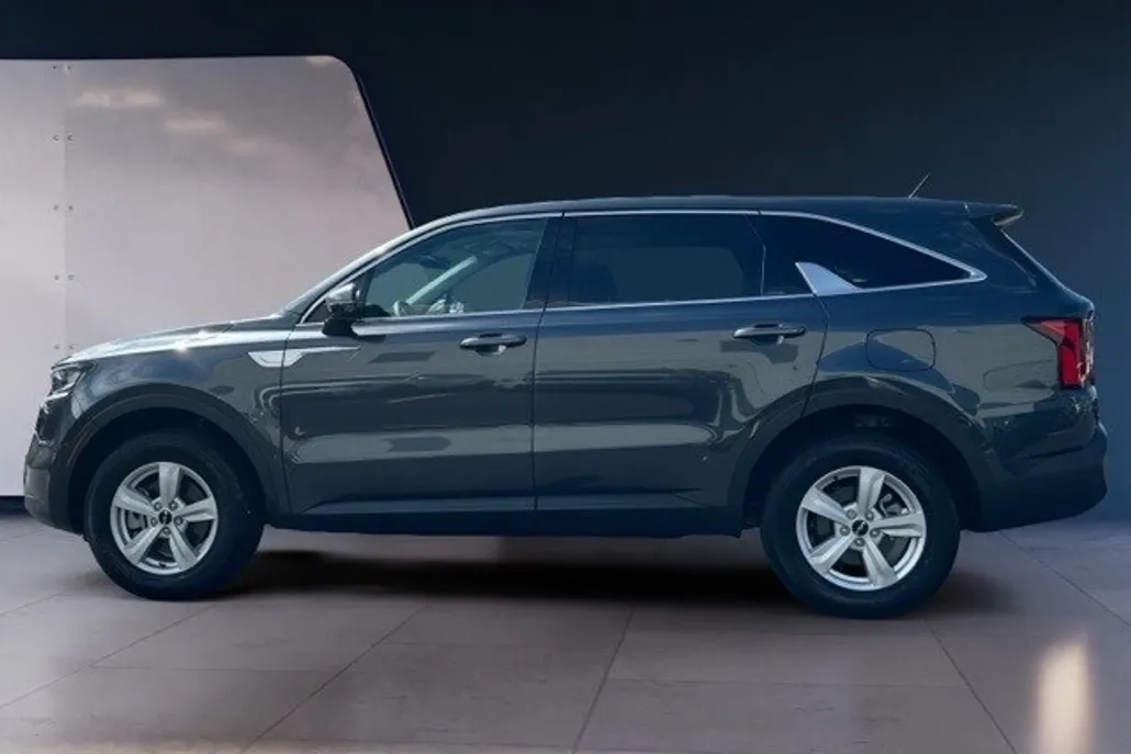 2023 Kia Sorento LX photo 1